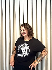 BÜYÜK BEDEN ÖN KADIN MODELİ VARAK BASKILI BLUZ