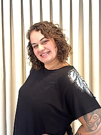 BÜYÜK BEDEN OMZU YAPRAK MODELİ DETAYLI PENYE BLUZ